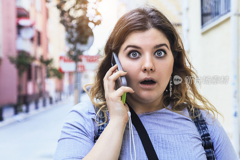 一位年轻女士从她的智能手机上得到了一个坏消息