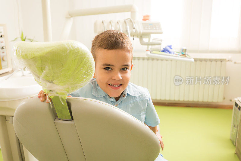 牙科诊所的快乐男孩