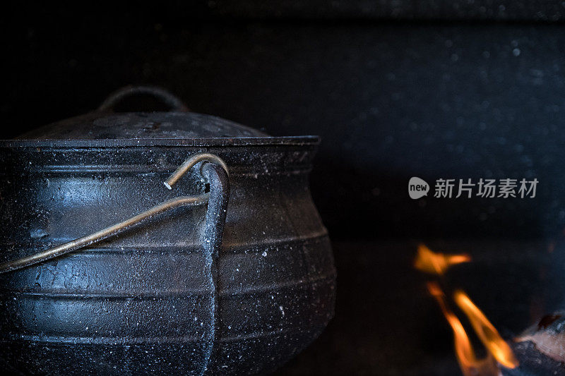 锅碗瓢盆放在火上