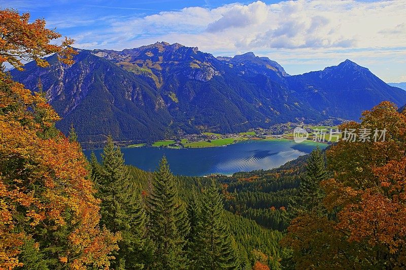 秋天，奥地利的阿钦湖和泰洛卡温德尔阿尔卑斯山