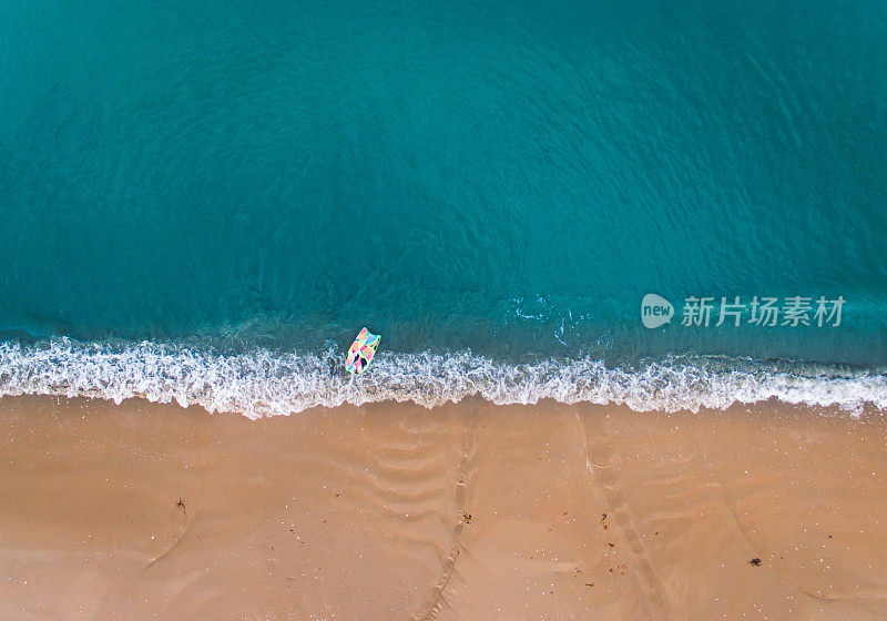 沙滩上的彩色冲浪板。