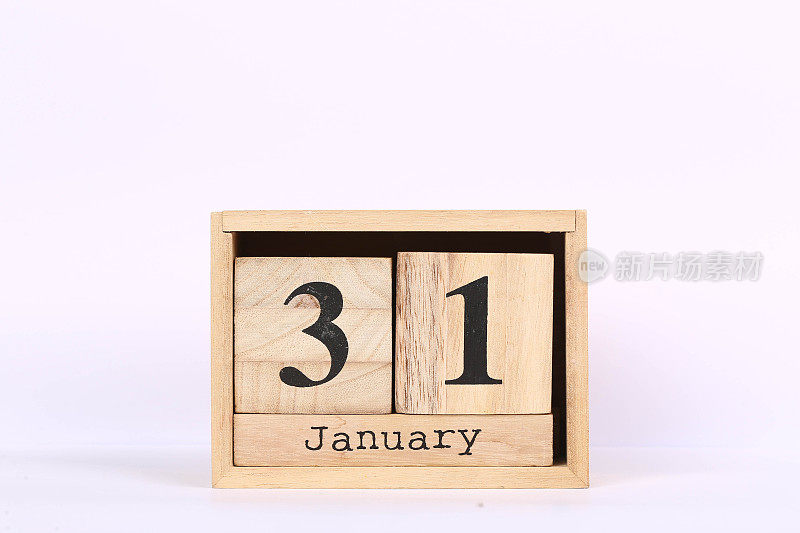 木制的立方体日历，日期为1月31日。概念日历年与复制空间隔离在白色背景