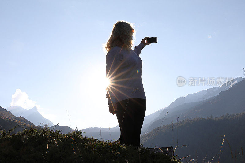 女人用智能手机自拍