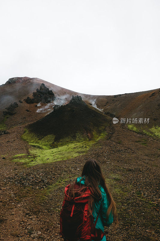 女子背包徒步旅行在地热地区的冰岛高地