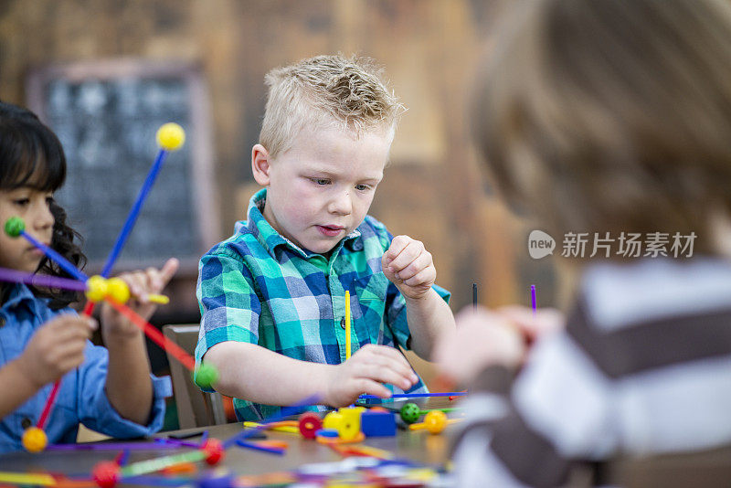 小男孩在幼儿园的室内玩耍