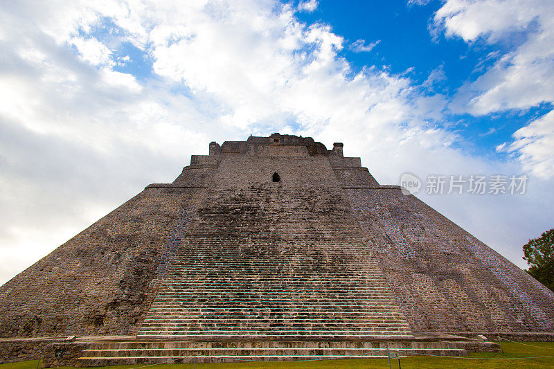 尤克斯马尔，尤卡坦，墨西哥:黄昏魔术师的金字塔