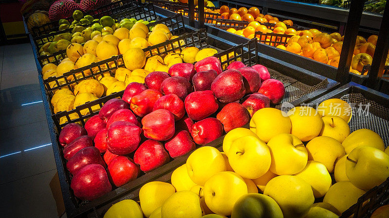 市场货架上的水果