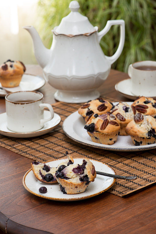 茶几-蓝莓松饼在古董英国餐具