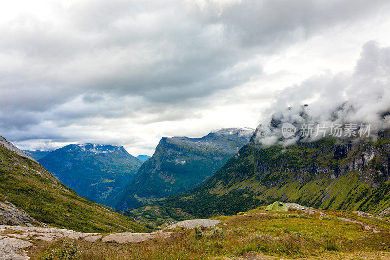挪威山上一个孤零零的帐篷