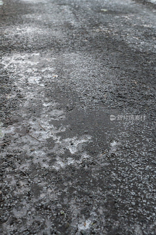 在寒冷的冬天，路面上覆盖着冰雪。危险的道路状况。