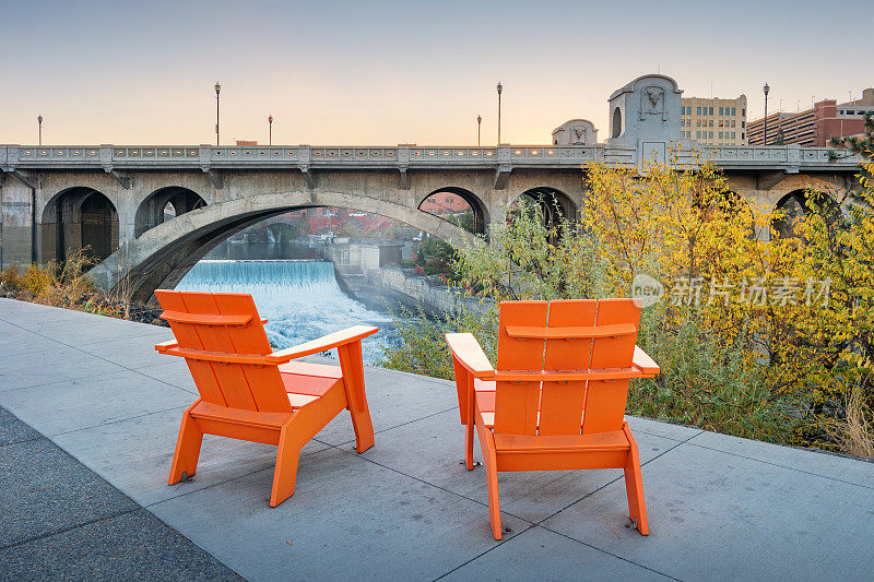 华盛顿斯波坎市中心斯波坎河畔的椅子