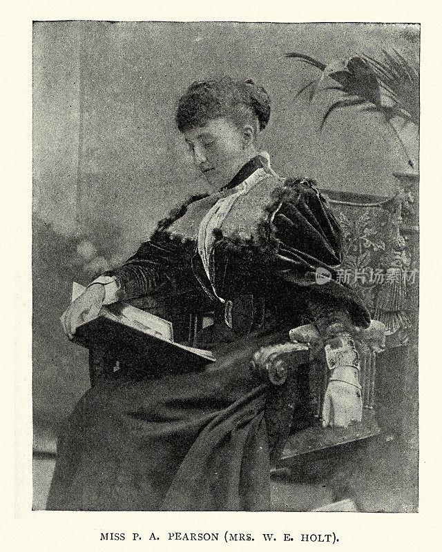 十九世纪九十年代，一个维多利亚时代的年轻女人在看书