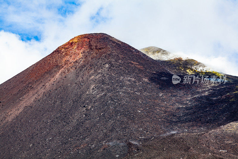 欧洲大陆最高活火山，意大利西西里岛的埃特纳火山的多色山顶