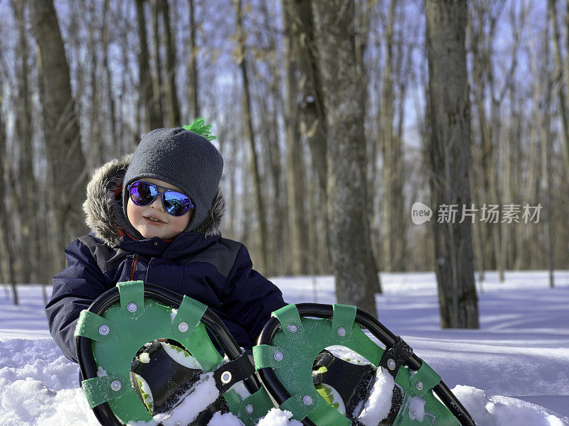 在暴风雪后的冬天，男孩在户外穿雪鞋