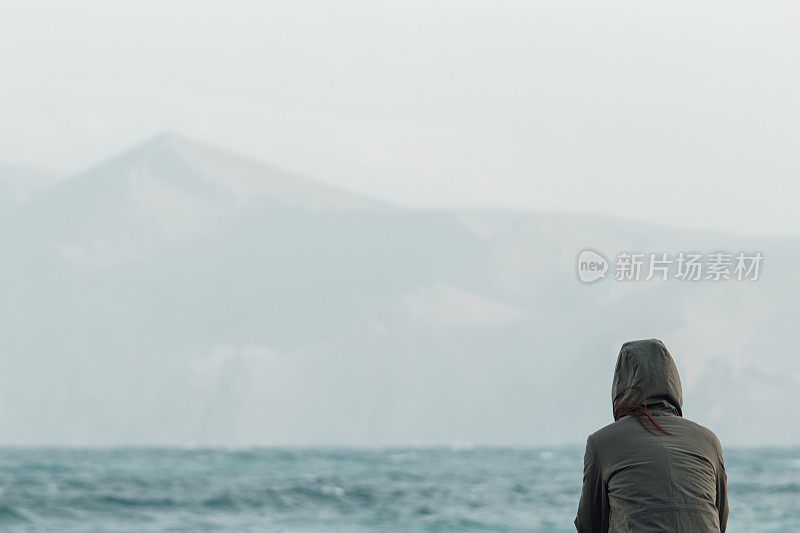 风中的女人在海边散步