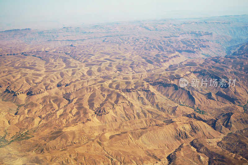 从飞机上俯瞰巴基斯坦沙漠峡谷的空中全景