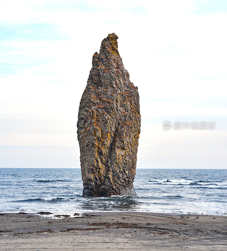 岩石海岸，悬崖，国后岛，多云的天空