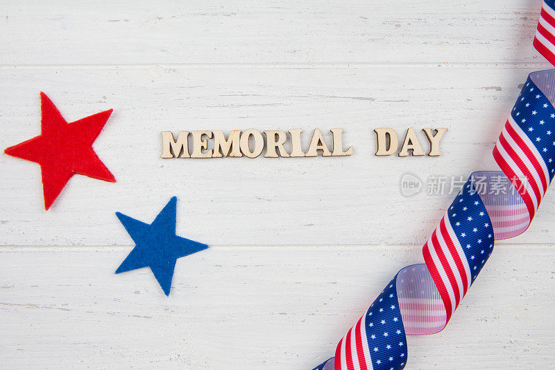 阵亡将士纪念日的背景。美国国旗，文字，红色和蓝色星星