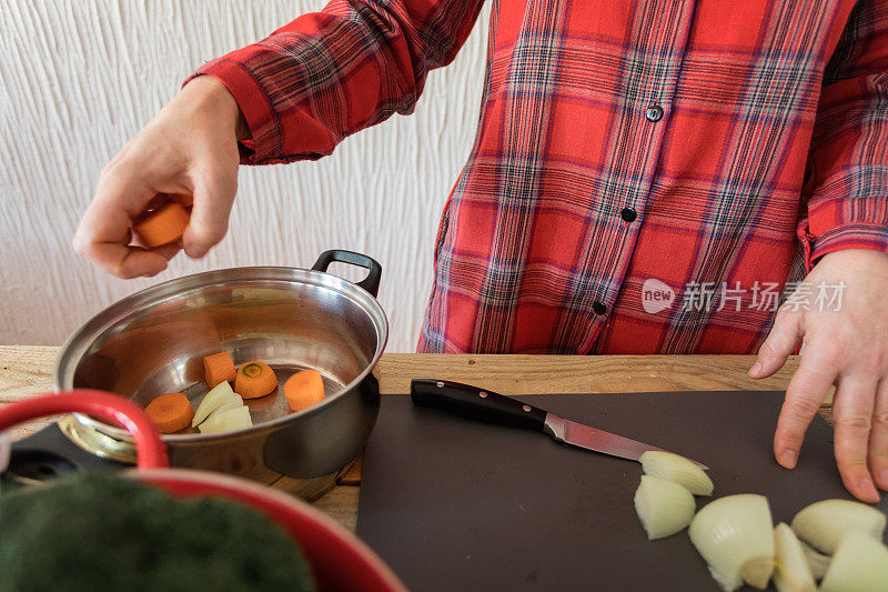 在家做饭，准备蔬菜汤