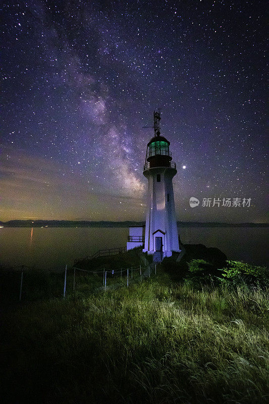 灯塔在晚上