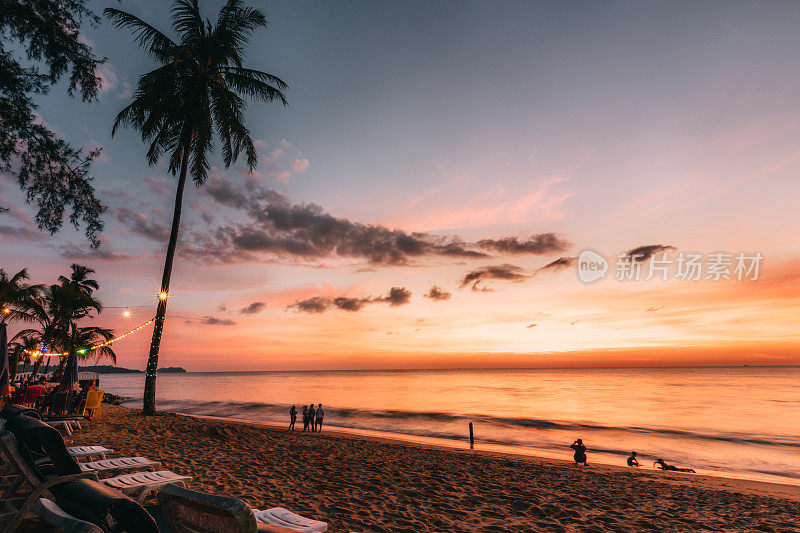 夕阳下的海滩和大海