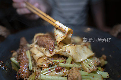 自制大杂烩:在铁锅里炖排骨、蔬菜和面条