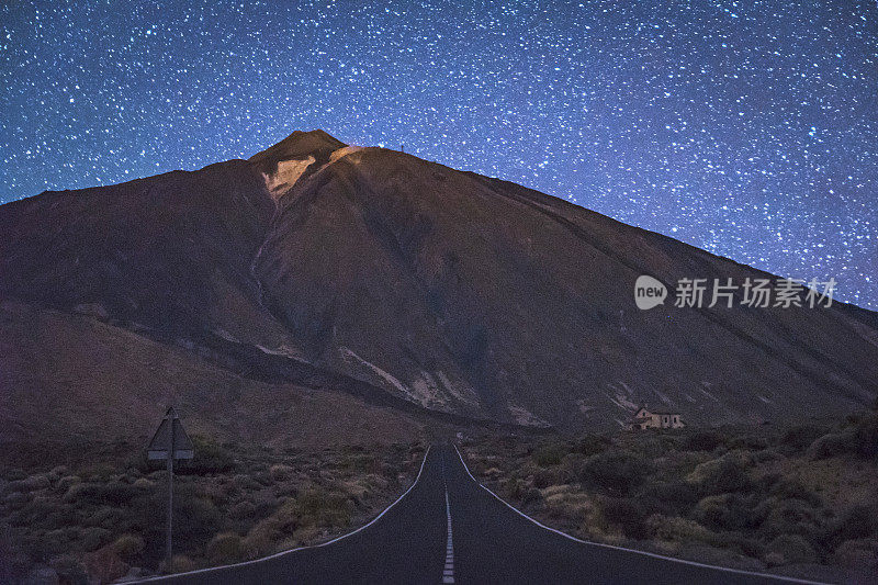 公路在夜间延伸到山上