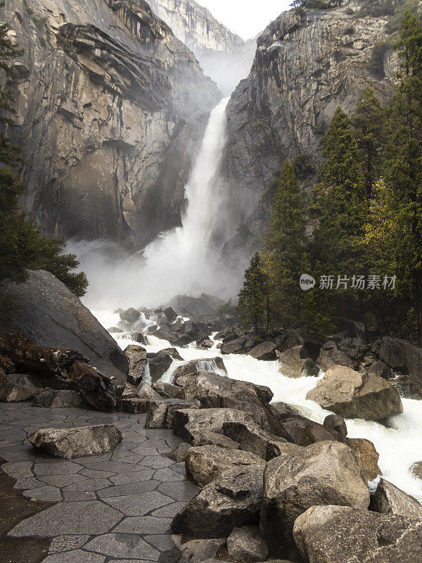 在约塞米蒂国家公园的低地约塞米蒂瀑布观景台