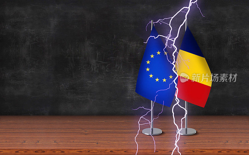 国与国冲突概念;欧盟和罗马尼亚的3D课桌旗帜与雷声一起站立在一张课桌上，前面的黑板背景有很大的抄写空间。