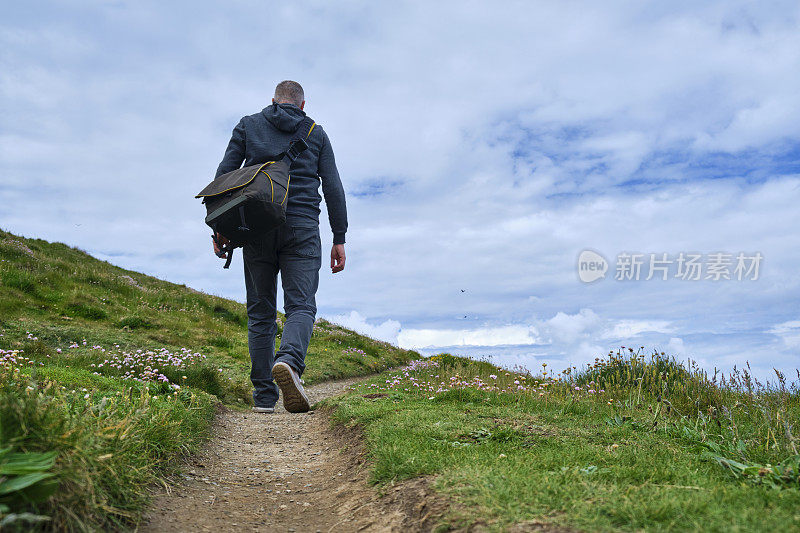 6月的一天，康沃尔郡庞特纽基的一名男子沿着西南海岸步道行走。