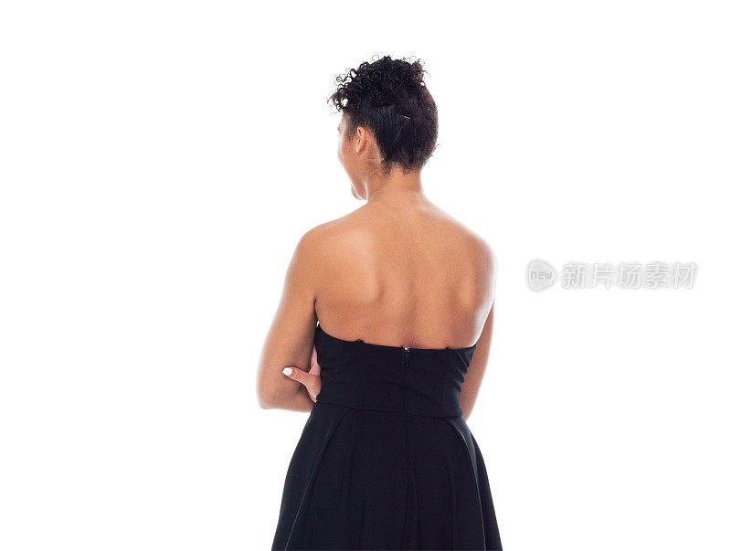 穿着漂亮的黑色连衣裙的非裔美国妇女――双臂交叉