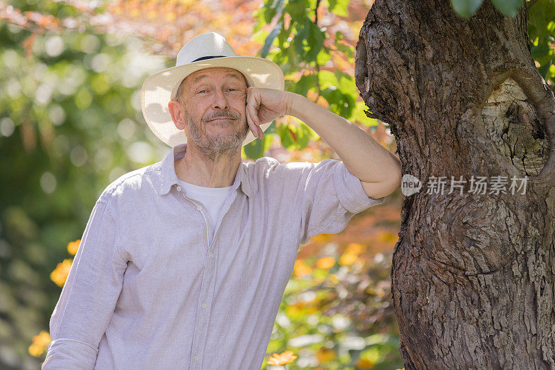 老年人园艺-老年人在他的花园里，园艺