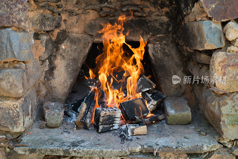 砌石炉用燃烧的火