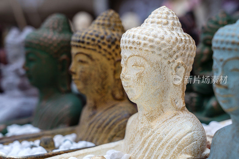 在印尼巴厘岛的街头市场上展出佛像纪念品。工艺品和纪念品商店展示，近距离