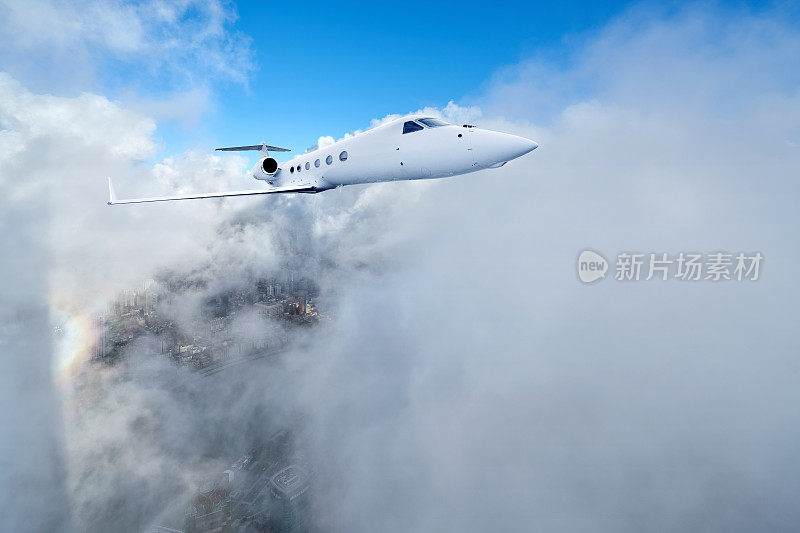 客机飞行在半空中的天空平流层云