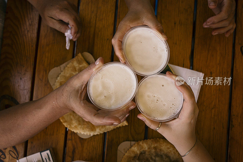 朋友喝啤酒，爱尔兰酒吧，啤酒瓶，啤酒瓶，照片形象，快乐的朋友，祝酒