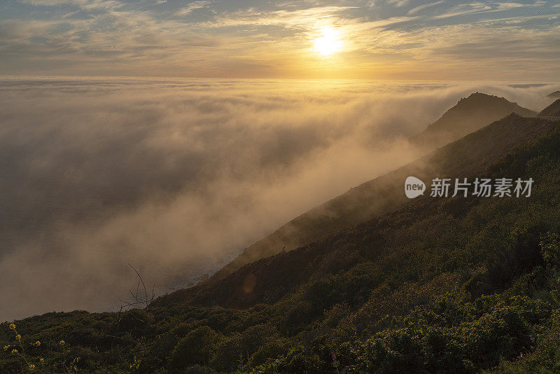 太平洋上空形成的低云。日落的观点，从高空云层，在附近的大苏尔，卡布里洛高速公路，加利福尼亚西海岸，美国山