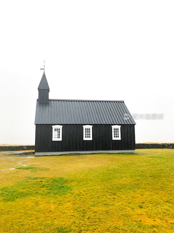 Búðir，冰岛:雨中的黑色教堂(Búðakirkja)