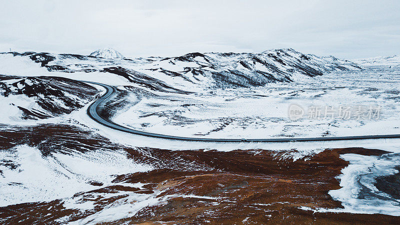 鸟瞰图附近的道路热彩色山谷和雪山在冰岛北部