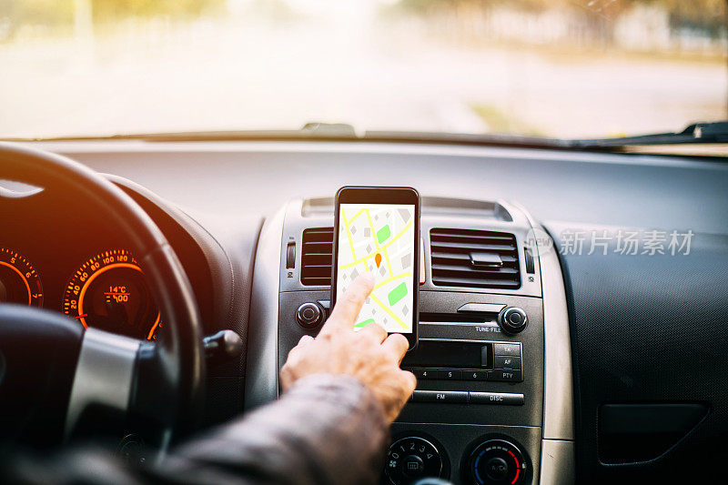 司机在开车时使用手机中的GPS导航