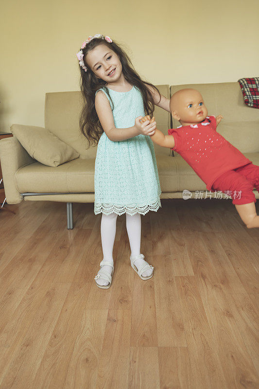 小女孩在玩洋娃娃