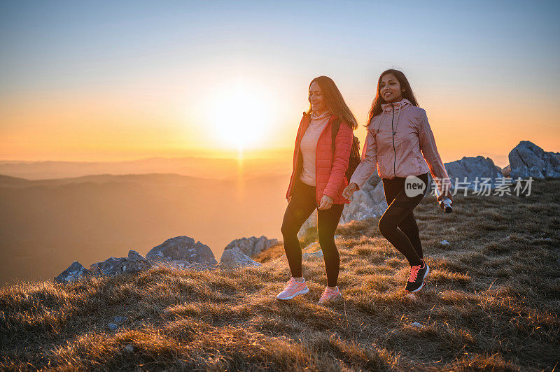 徒步登山的白人和印度女性