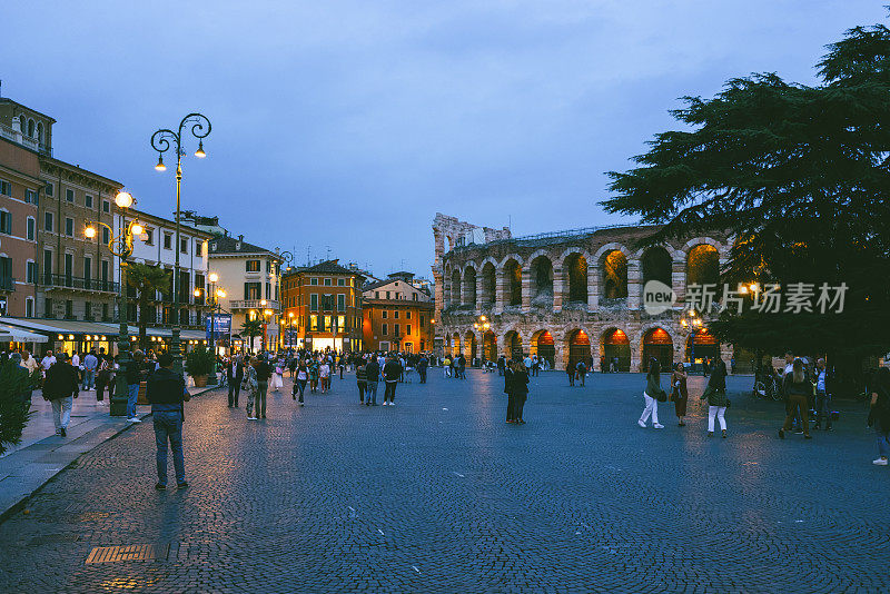 意大利维罗纳的露天广场，游客和斗兽场