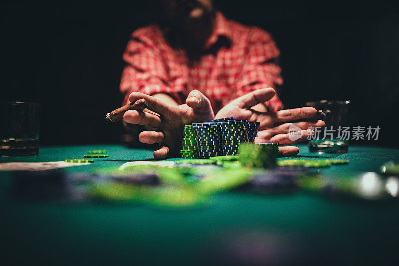 一个成熟的男人在玩扑克，全身心投入