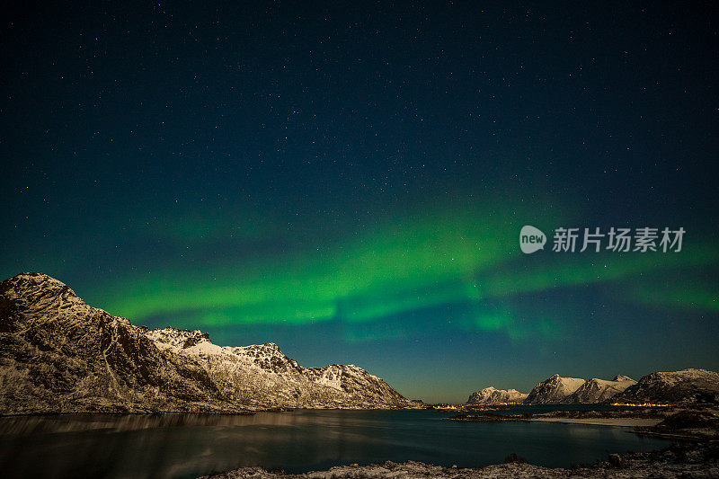 令人惊叹的北极光，北极光越过欧洲北部的罗浮敦群岛，挪威