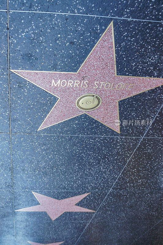 在美国加州洛杉矶好莱坞大道星光大道上，莫里斯·斯托洛夫星光熠熠