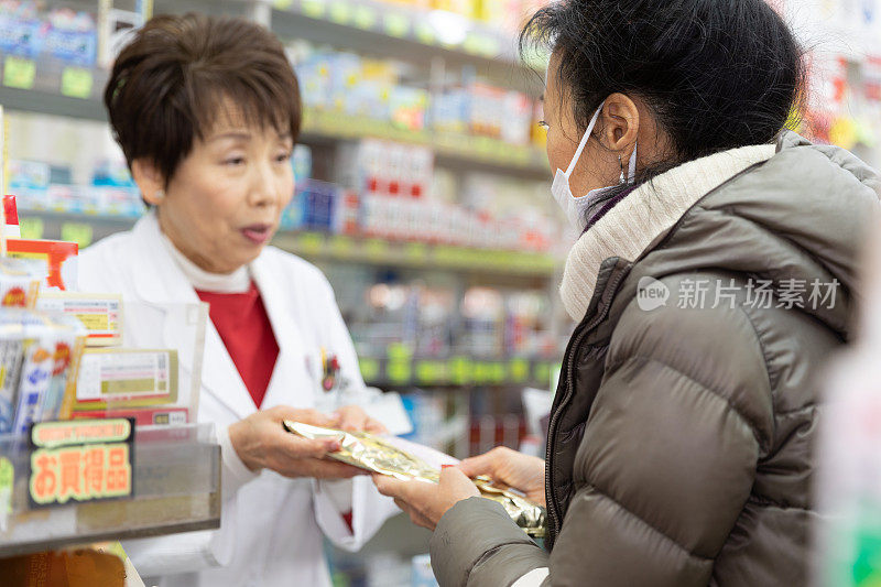 一个日本女人在药店里嘘嘘