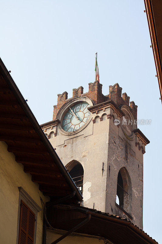 贝尔加莫巴萨城屋顶有时钟的塔