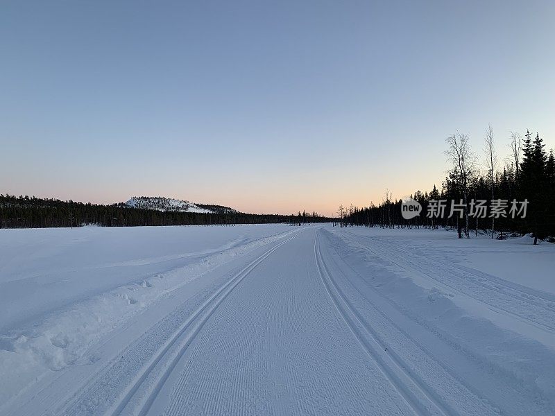 黎明时分，雪地上