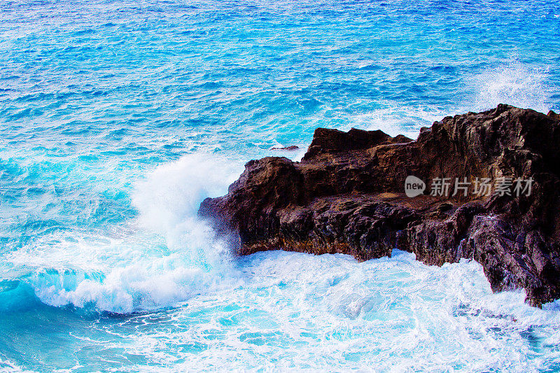 夏威夷的岩石海岸